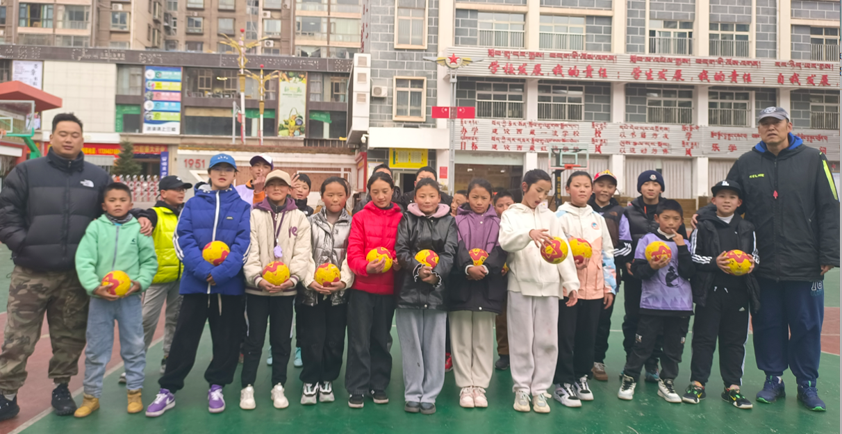 乡村振兴谱新章 基金会助力成立首支藏东少年手球队